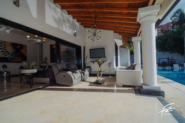 Casa de 3 alcobas en venta en Los Naranjos, Medellín, 439 m² · foto 18 de 20