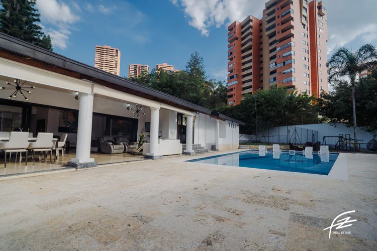 Casa de 3 alcobas en venta en Los Naranjos, Medellín, 439 m² · foto 19 de 20