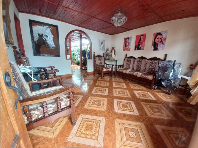 Casa de 4 alcobas en venta en La Milagrosa, La Ceja, 207 m² · foto 2 de 18