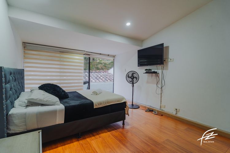 Casa de 4 alcobas en venta en El Tesoro, Medellín, 300 m² · foto 8 de 13