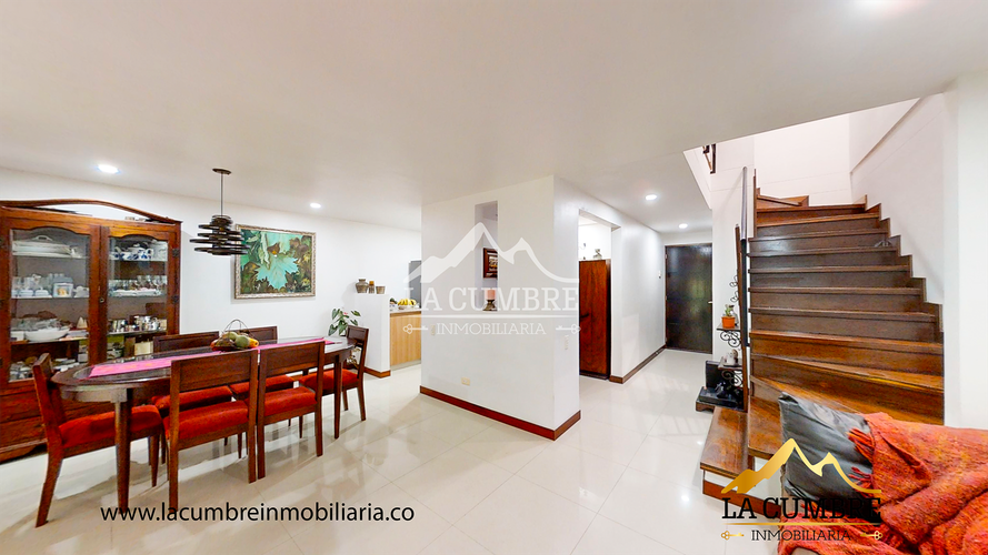 Casa de 3 alcobas en venta en Loma El Atravesado, Envigado, 215 m² · foto 2 de 17