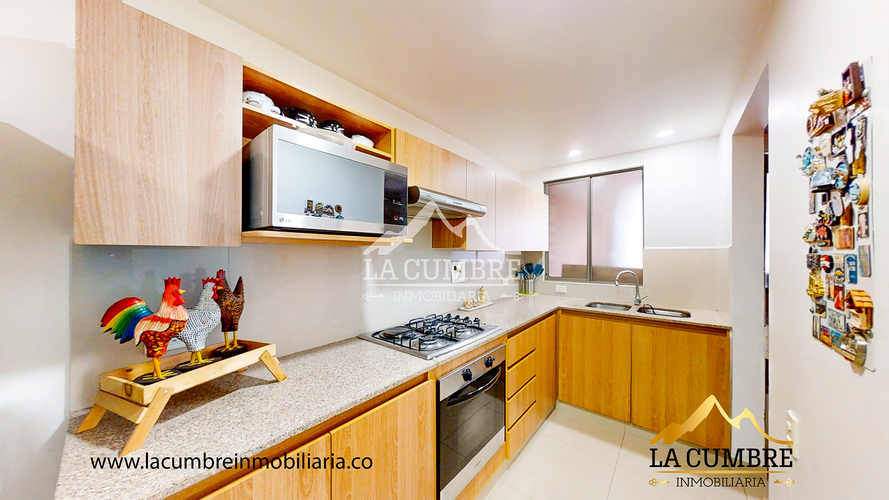 Casa de 3 alcobas en venta en Loma El Atravesado, Envigado, 215 m² · foto 7 de 17