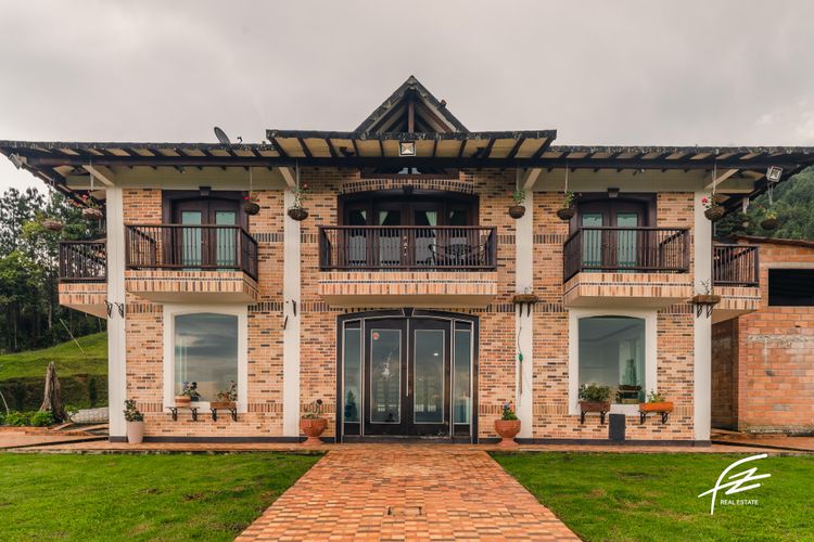 Casa de 6 alcobas en venta en Vallano, Envigado, 300 m² · foto 1 de 11