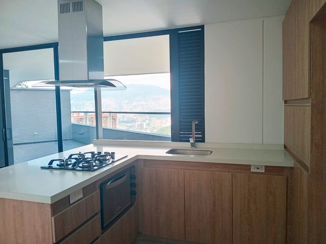 Apartamento de 3 alcobas en arriendo en El Poblado, Medellín, 100 m² · foto 5 de 15