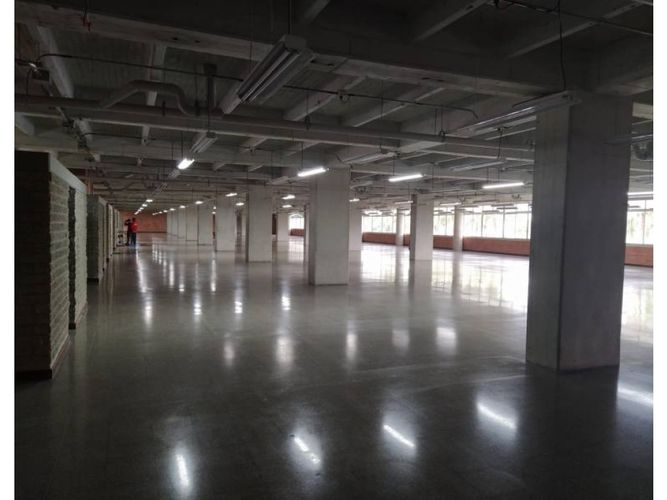 Local en arriendo en Cristo Rey, Medellín, 1940 m² · foto 2 de 5