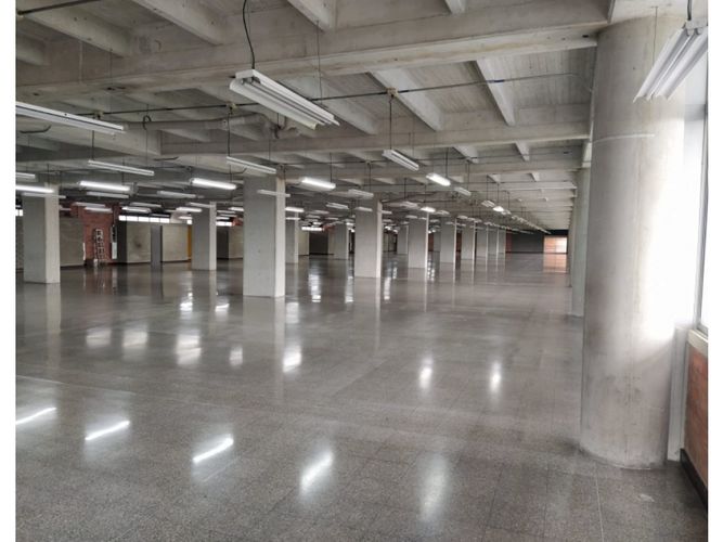 Local en arriendo en Cristo Rey, Medellín, 1940 m² · foto 3 de 5