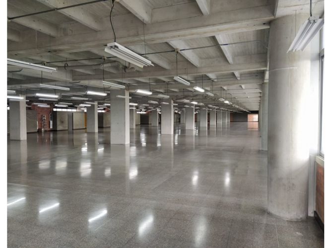 Local en arriendo en Cristo Rey, Medellín, 1940 m² · foto 4 de 5
