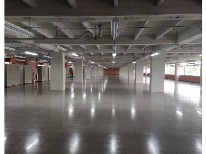 Local en arriendo en Cristo Rey, Medellín, 1940 m² · foto 5 de 5