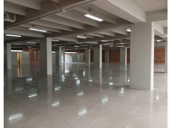 Local en arriendo en Cristo Rey, Medellín, 925 m² · foto 2 de 8