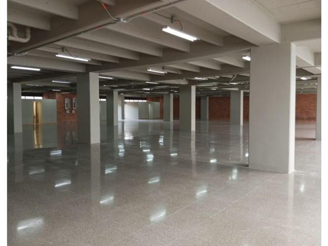Local en arriendo en Cristo Rey, Medellín, 925 m² · foto 3 de 8