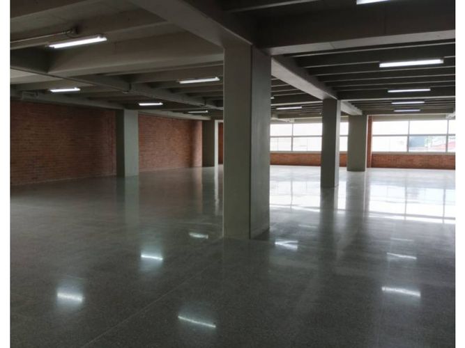 Local en arriendo en Cristo Rey, Medellín, 757 m² · foto 2 de 11