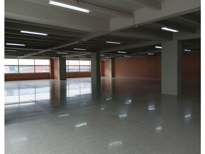 Local en arriendo en Cristo Rey, Medellín, 757 m² · foto 3 de 11