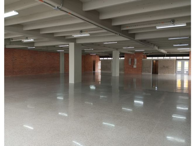 Local en arriendo en Cristo Rey, Medellín, 757 m² · foto 4 de 11