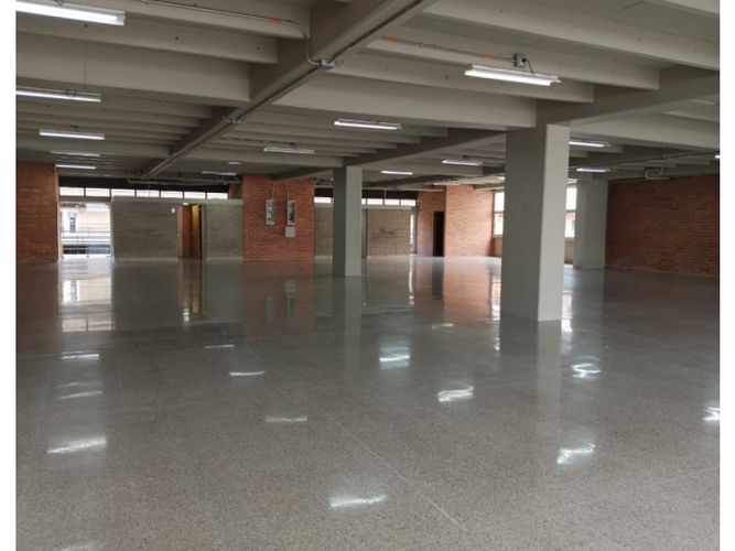 Local en arriendo en Cristo Rey, Medellín, 757 m² · foto 8 de 11