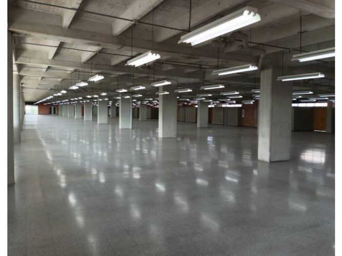 Local en arriendo en Cristo Rey, Medellín, 1940 m² · foto 2 de 7