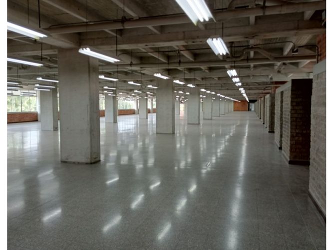 Local en arriendo en Cristo Rey, Medellín, 1940 m² · foto 3 de 7