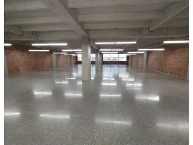 Local en arriendo en Cristo Rey, Medellín, 466 m² · foto 2 de 11