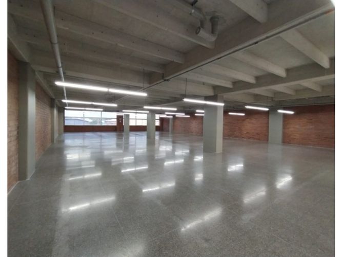 Local en arriendo en Cristo Rey, Medellín, 466 m² · foto 4 de 11