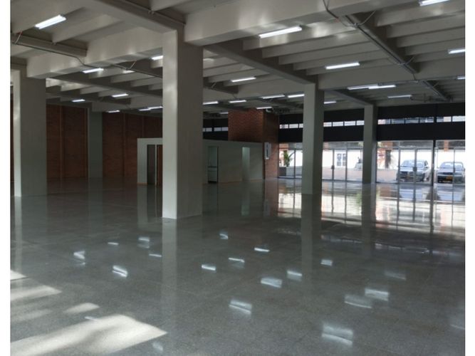 Local en arriendo en Cristo Rey, Medellín, 581 m² · foto 2 de 9