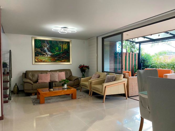 Casa de 3 alcobas en venta en Loma Benedictinos, Envigado, 220 m² · foto 3 de 19