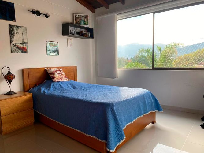Casa de 3 alcobas en venta en Loma Benedictinos, Envigado, 220 m² · foto 5 de 19