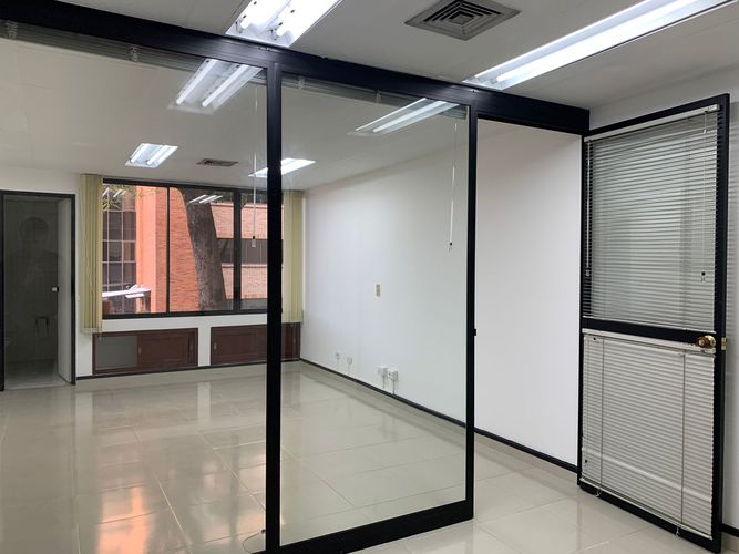 Oficina en arriendo en El Poblado, Medellín, 40 m² · foto 2 de 10