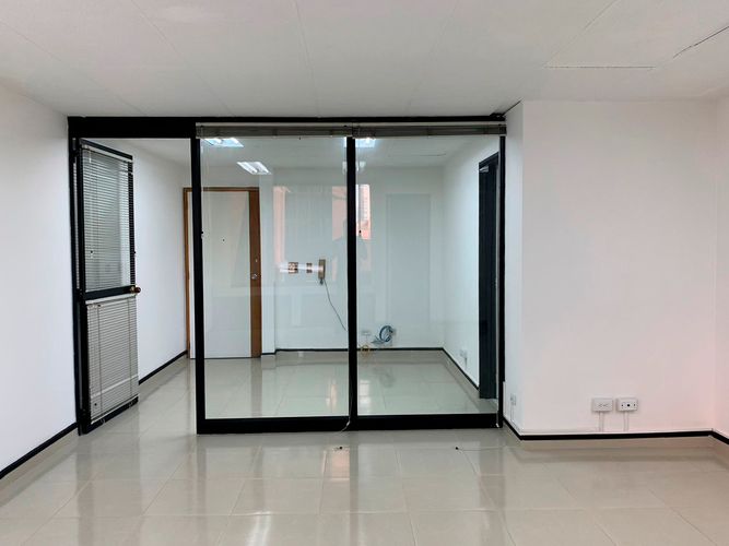Oficina en arriendo en El Poblado, Medellín, 40 m² · foto 6 de 10