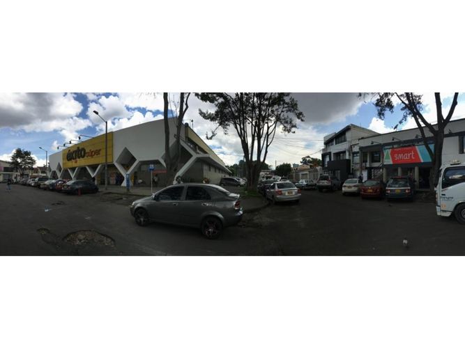 Casa en venta en Modelia Occidental, Bogotá, 394 m² · foto 2 de 6