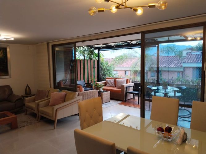 Casa de 3 alcobas en venta en Loma Benedictinos, Envigado, 220 m² · foto 2 de 10