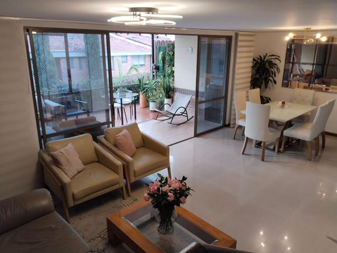 Casa de 3 alcobas en venta en Loma Benedictinos, Envigado, 220 m² · foto 3 de 10