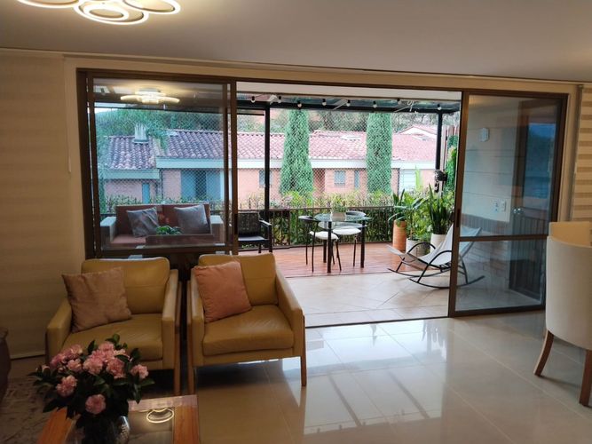 Casa de 3 alcobas en venta en Loma Benedictinos, Envigado, 220 m² · foto 4 de 10