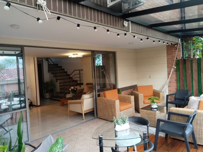 Casa de 3 alcobas en venta en Loma Benedictinos, Envigado, 220 m² · foto 5 de 10