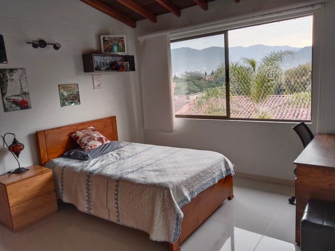Casa de 3 alcobas en venta en Loma Benedictinos, Envigado, 220 m² · foto 9 de 10
