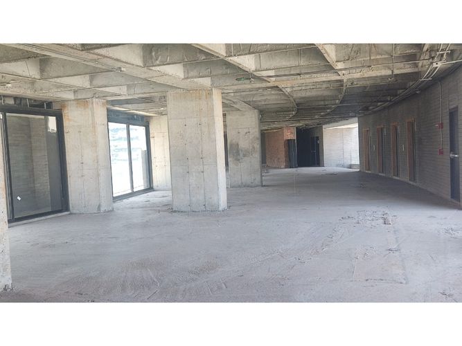 Oficina en arriendo en El Poblado, Medellín, 670 m² · foto 5 de 9
