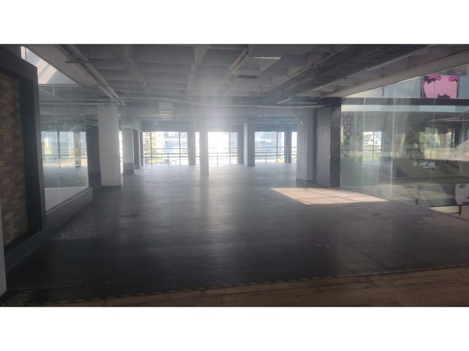 Local en arriendo en El Poblado, Medellín, 1822 m² · foto 2 de 16