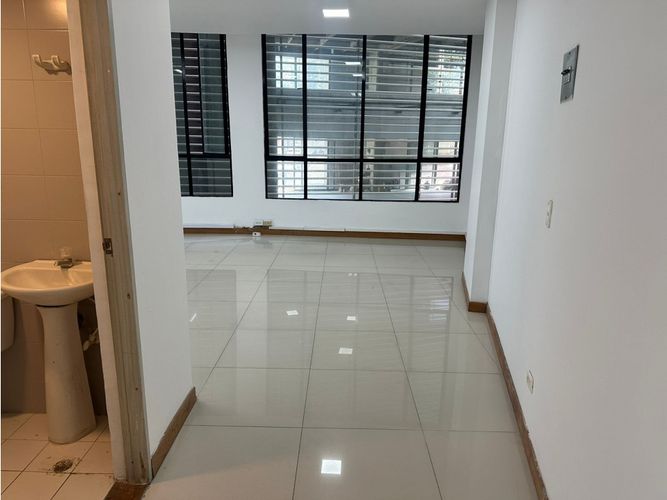 Local en arriendo en El Poblado, Medellín, 46 m² · foto 2 de 9
