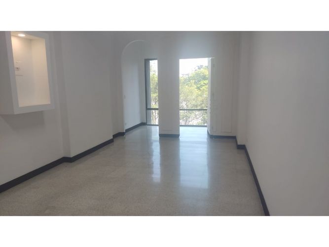 Local en arriendo en El Poblado, Medellín, 35 m² · foto 2 de 6