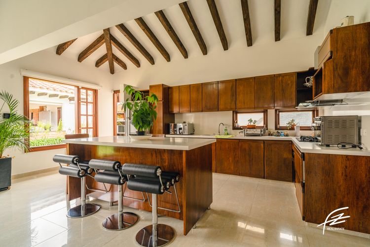 Casa de 8 alcobas en venta en El Tambo, La Ceja, 605 m² · foto 2 de 19