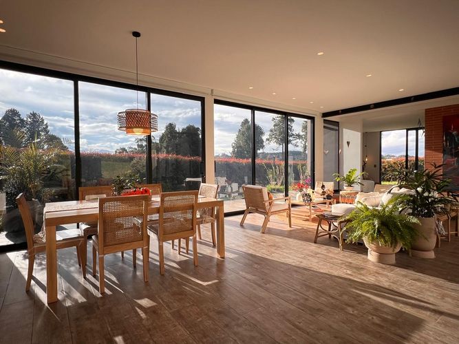 Casa de 3 alcobas en venta en Loma Del Chocho, Envigado, 370 m² · foto 2 de 19