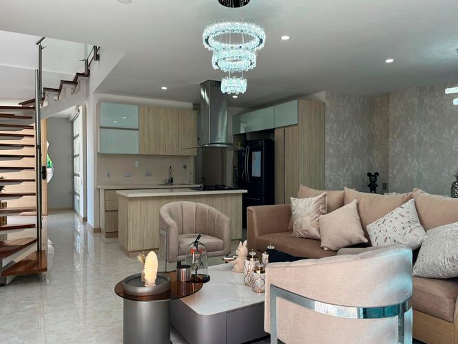 Casa de 3 alcobas en arriendo en Loma Benedictinos, Medellín, 260 m² · foto 2 de 20