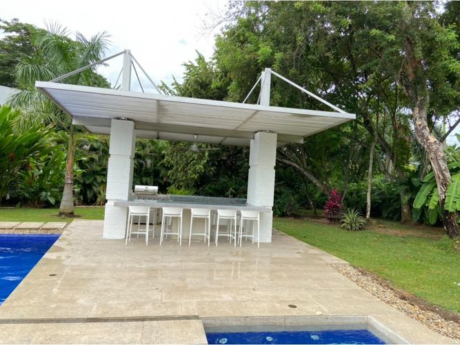 Casa de 5 alcobas en venta en Girardot, 1898 m² · foto 2 de 24