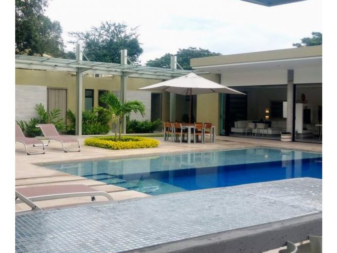 Casa de 5 alcobas en venta en Girardot, 1898 m² · foto 3 de 24