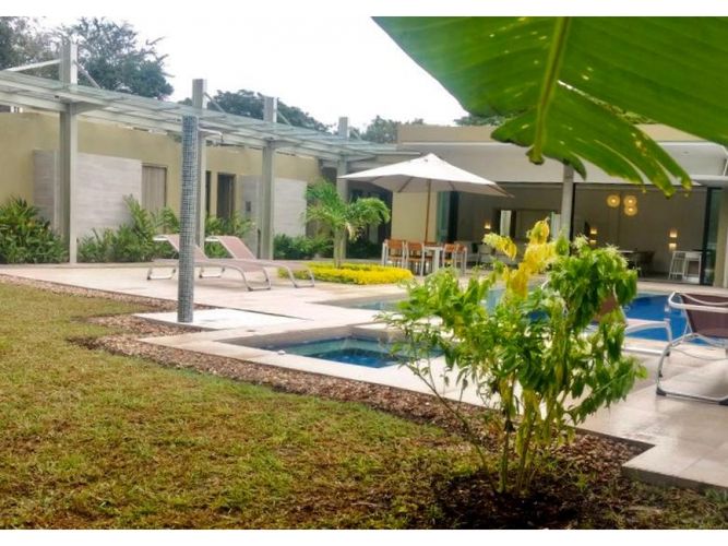 Casa de 5 alcobas en venta en Girardot, 1898 m² · foto 7 de 24