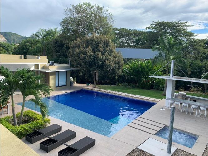 Casa de 5 alcobas en venta en Girardot, 1898 m² · foto 8 de 24