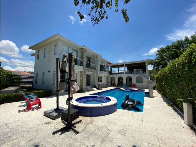 Casa de 6 alcobas en venta en Ricaurte, Ricaurte, 689 m² · foto 2 de 20