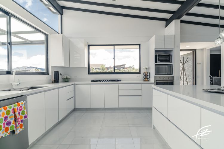 Casa de 5 alcobas en venta en Pantanillo, La Ceja, 361 m² · foto 3 de 21