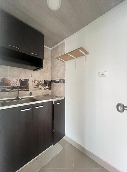 Oficina en arriendo en La Castellana, Medellín, 70 m² · foto 3 de 5