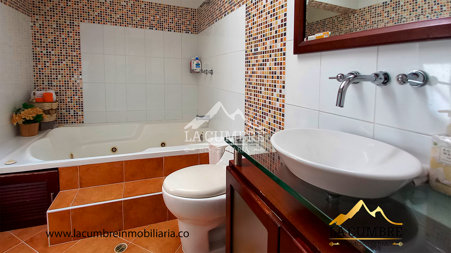 Casa de 4 alcobas en venta en El Tesoro, Medellín, 216 m² · foto 16 de 21