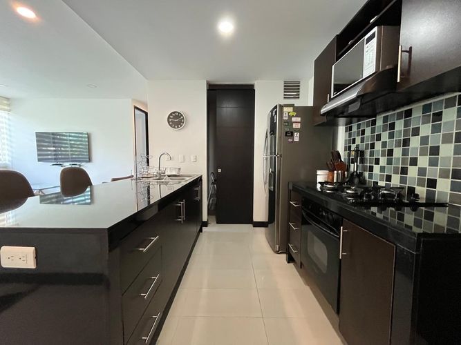Apartamento de 2 alcobas en venta en El Poblado, Medellín, 74 m² · foto 5 de 13