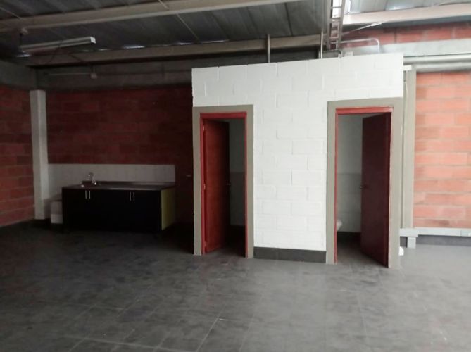 Bodega en arriendo en Santa Cruz, Envigado, 404 m² · foto 13 de 19